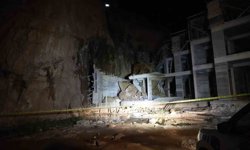 Gümüşhane'de yamaçtan kopan dev kayalar, inşaat halindeki binanın üstüne düştü