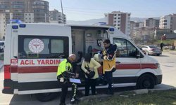 Hafif ticari araç ile otomobil çarpıştı: 3 çocuk yaralı