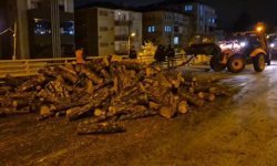 Kamyondan kara yoluna dökülen odunlar kaldırıldı