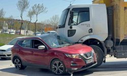 Kamyonun sürüklediği otomobilden burunları bile kanamadan çıktılar