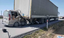 Karaman'da hafif ticari araç tırın dorsesine ok gibi saplandı: 1 ağır yaralı