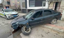 Karaman'da kontrolden çıkan otomobil kaldırıma çıktı