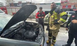 Karaman'da yanan otomobile esnaftan hortumlu müdahale