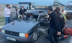 Kaza sonrası araçta sıkışan karı kocayı itfaiye kurtardı