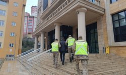 Kesinleşmiş hapis cezası olan firari yol kontrolünde yakayı ele verdi