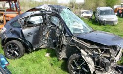 Kontrolden çıkan otomobil kaldırımda ağaca çarptı: 1 ölü, 1 yaralı