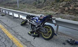 Motosiklet bariyere çarptı: 1 yaralı