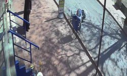 Motosikletli yayadan kaçarken kaza yaptı