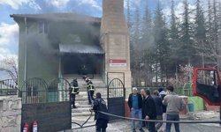 Niğde'de camide yangın, ekiplerin müdahalesi sürüyor