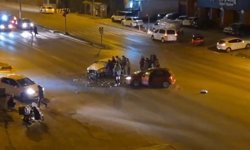 Otomobiller kafa kafaya çarpıştı; 2 yaralı