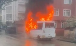 Park halindeki yolcu minibüsü alev topuna döndü