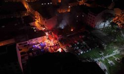 Patlama sesleri gelen gecekondu bahçesinde çıkan yangın yan binaya sıçradı