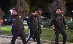 Polisten kaçarken, yola fırlattığı kağıttan uyuşturucu çıktı