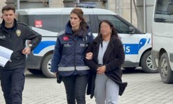 Samsun'da sınıfı basan kadın veli yeniden gözaltına alınarak adliyeye sevk edildi