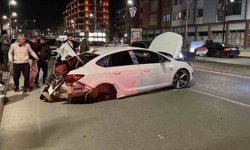 Sivas'ta üç kişinin yaralandığı kazada araç hurdaya döndü: O anlar kamerada