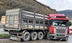 Tır makasladı: Sürücü yaralandı