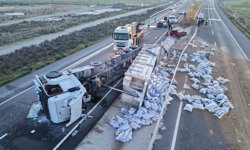 Tır refüje devrildi, yardım etmek için duran araca başka araç çarptı: 6 yaralı
