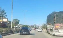 Trafikte defalarca şerit değiştirerek makas attı