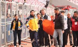 Tribünde epilepsi nöbeti geçiren taraftara sağlık ekipleri müdahale etti