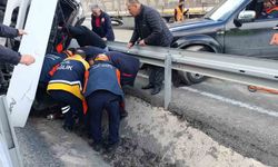 Virajı alamayan tır bariyerlere saplandı: Sürücü yaralandı