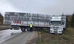 Yağış nedeniyle kayan tır yoldan çıktı