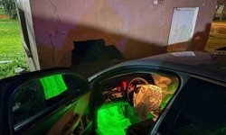 Yağışlı havada kontrolden çıkan otomobil depo duvarına çarptı