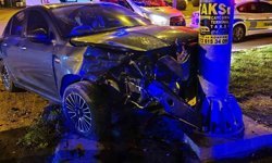 Zonguldak'ta otomobil önce araca, ardından yön direğine çarptı: 2 yaralı