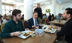 Rektör Yılmaz Yemekhanede Öğrencilerin Taleplerini Dinledi