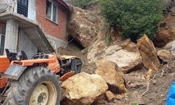 Amasya'da kaya parçaları ev ve traktörün üstüne düştü