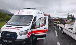 Beyşehir'de devrilen minibüsün sürücüsü yaralandı