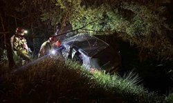 Dereye uçan otomobilde sıkışan sürücüyü itfaiye ekipleri kurtardı