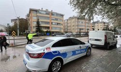 Ehliyeti iptal edilen sürücü yaşlı kadına çarptı