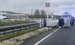 Eskişehir'de ıslak yolda kontrolden çıkan araç yan yattı: 4 yaralı