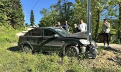 Kastamonu'da otomobil direğe çarptı: 3 yaralı