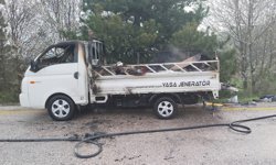 Kastamonu'da seyir halindeki kamyonet alev alev yandı