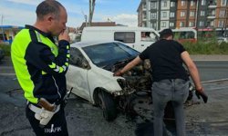 Refüje ve ağaçlara çarpan otomobilin motoru koptu