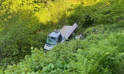Samsun'da kereste yüklü kamyonet dere yatağına devrildi: 1 ölü, 2 yaralı
