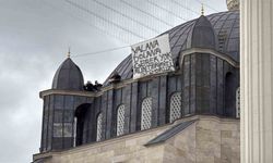 Ücretleri ödenmeyince çalıştıkları cami inşaatının kubbesine çıktılar