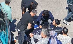 Yolun karşısına geçmek isteyen kadın minibüsün altında kaldı, vatandaşlar minibüsü iterek altındaki kadını kurtardı
