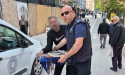 Zabıtanın müdahale ettiği seyyar satıcı basını da görünce şok oldu: 'Sen kimsin?'