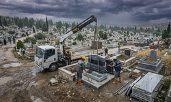 Tokat'taki Olumsuz Hava Şartları Mezar Montaj Çalışmalarını Aksattı