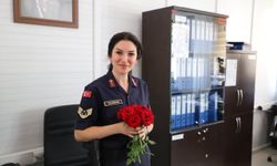 Kadın Girişimcilerin El Emeği Gülleri Jandarmaya Takdim Edildi