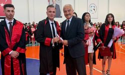 Dede ve Torunun Mezuniyet Gururu! İl Müdürü Eger’den Torununa Anlamlı Diploma Takdimi