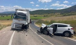 Zile’de Korkutan Kaza! Otomobil Kamyonla Çarpıştı, 4 Yaralı