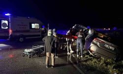 D100'de otomobil refüje çarptı: 2 yaralı