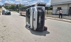 Hafif ticarinin çarptığı PTT aracı yan devrildi