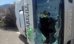 Hurda demiri yüklü tır devrildi: 1 yaralı