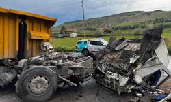 Kayseri'de hafriyat kamyonu ile lokomotif çarpıştı: 2 yaralı