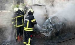 Müstakil evin otoparkında alev alan otomobil küle döndü
