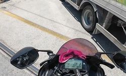 Önüne kıran kamyona çarpmaktan son anda kurtuldu
